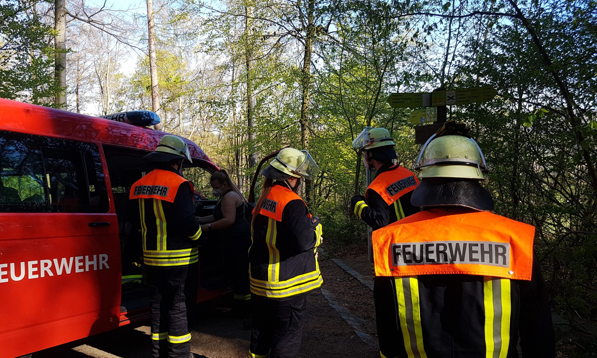 Personensuche Felsenmeer 17.04.2022: Einweisung der Fußtrupps des MTW bei Rettungspunkt 4