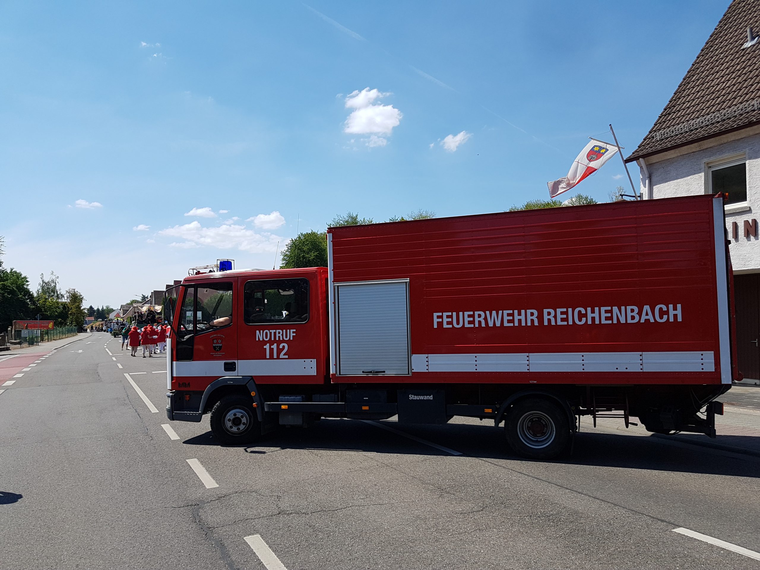 Verkehrssicherung Kerweumzug Elmshausen: Rückwärtige Absicherung des Umzugs durch den GW-N
