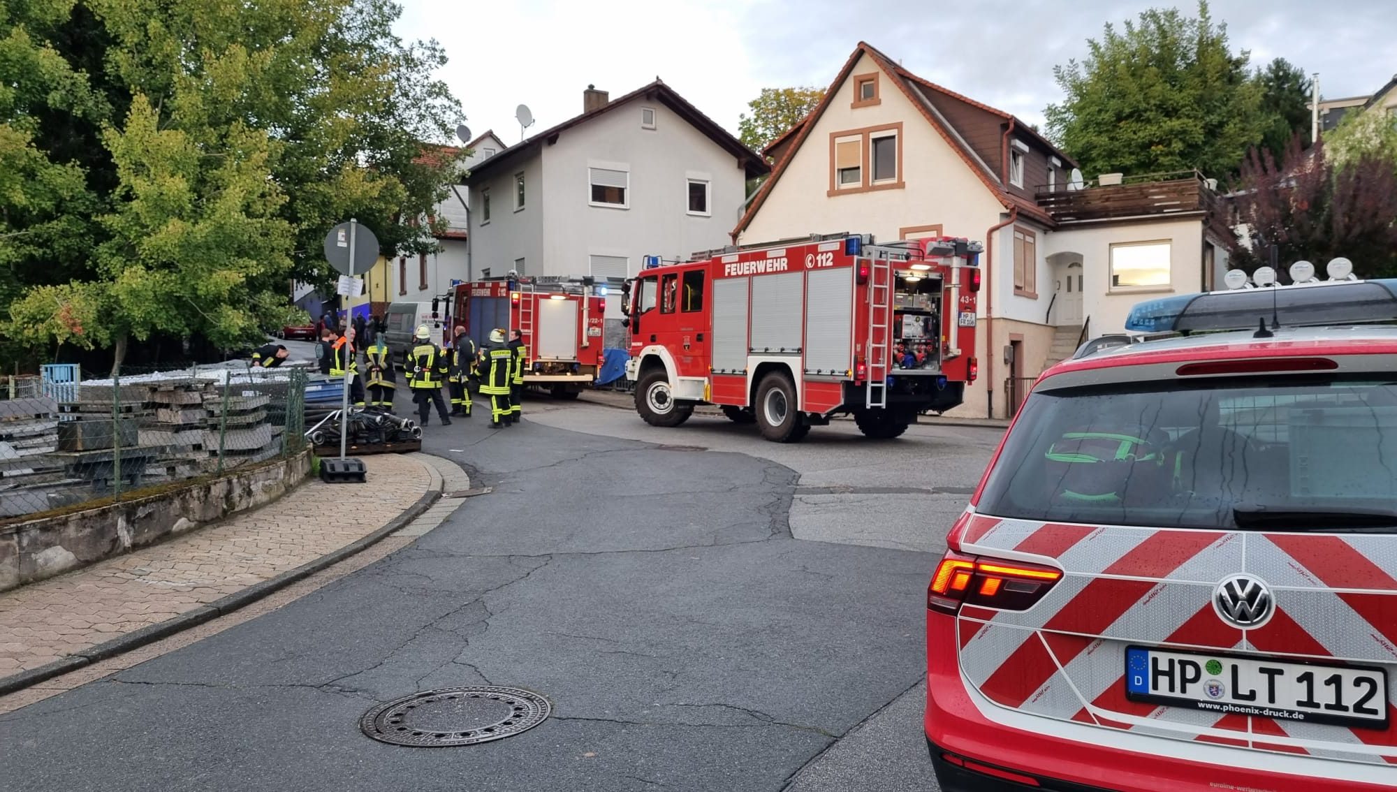 Einsatz Kellerbrand 27.09.2022: TLF, LF und KdoW an der Einsatzstelle