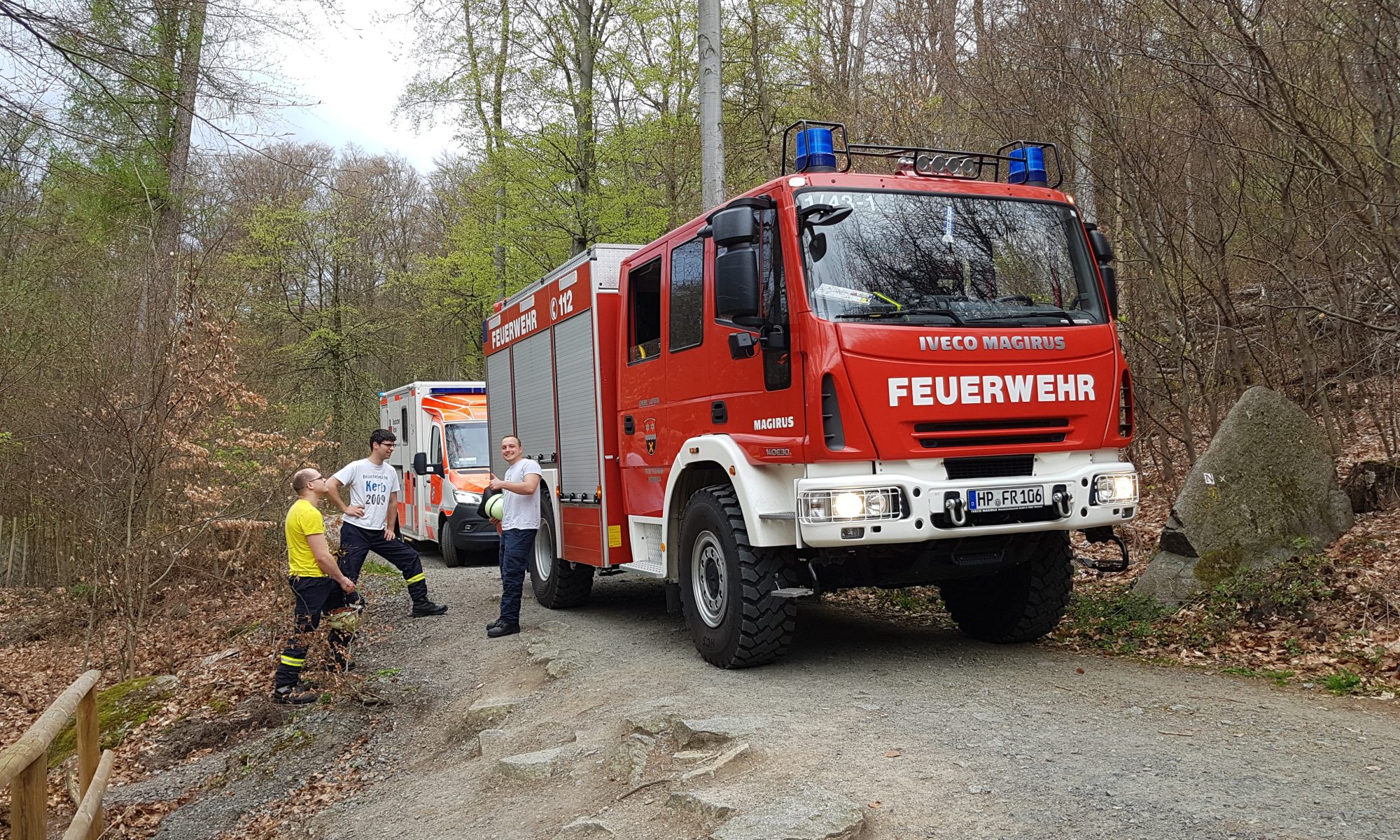 LF 10/6 mit RTW nahe Rettungspunkt 4 im Felsenmeer