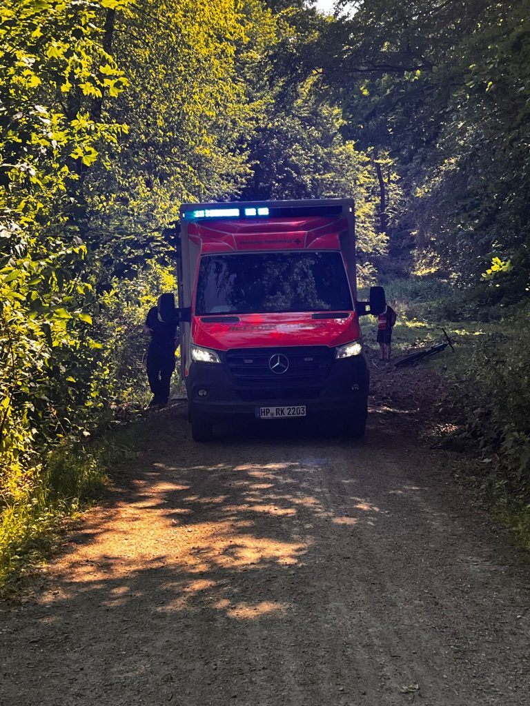 Einsatz gestürzter Radfahrer 25.06.2023: RTW auf dem Höhenweg