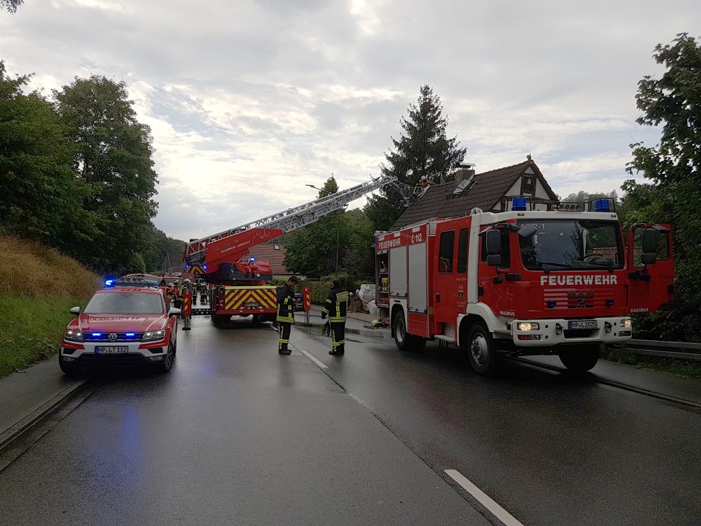 Blitzeinschlag in Wohnhaus 12.08.2023 KdoW Lautertal, TLF Reichenbach und Drehleiter Lindenfels an der E-Stelle. Im Hintergrund TSF-W Lautern