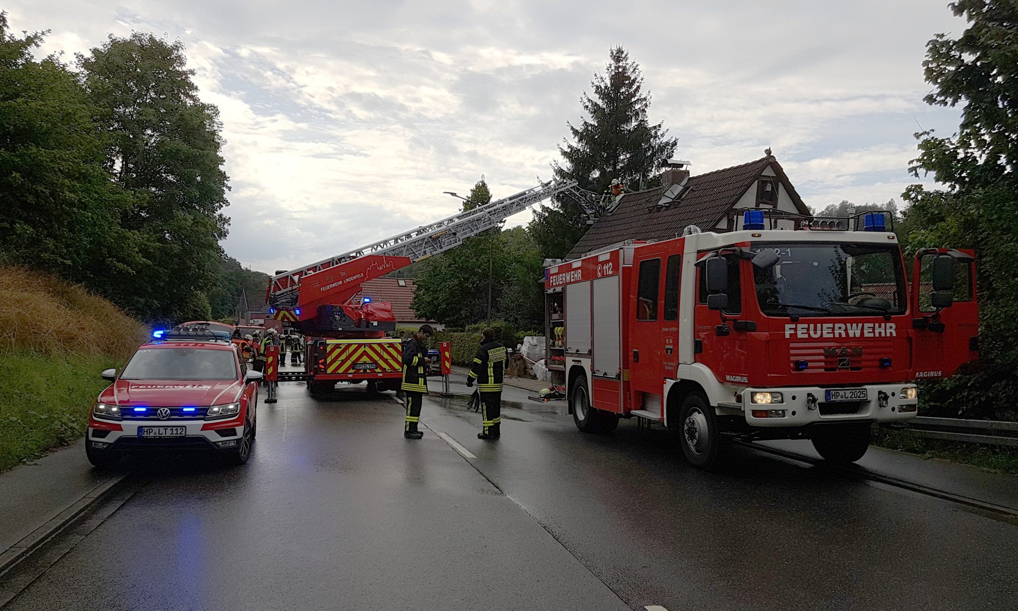 Blitzeinschlag in Wohnhaus 12.08.2023 KdoW Lautertal, TLF Reichenbach und Drehleiter Lindenfels an der E-Stelle. Im Hintergrund TSF-W Lautern