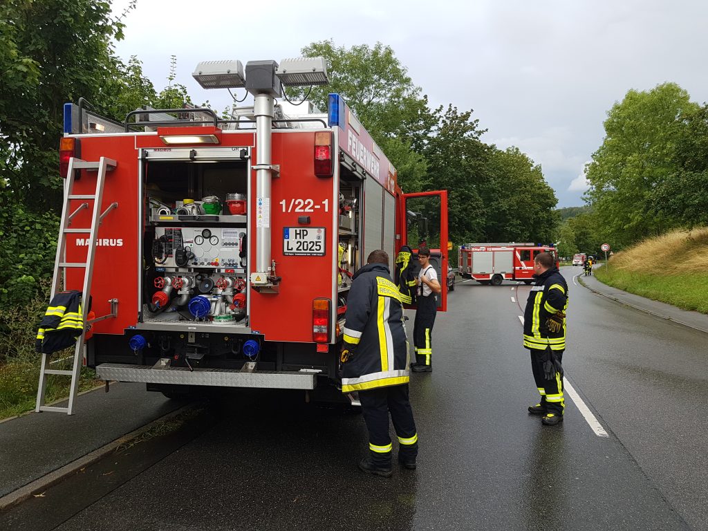 Blitzeinschlag in Wohnhaus 12.08.2023, TLF Reichenbach an der E-Stelle, im Hintergrund LF 8/6 und TSF-W Gadernheim