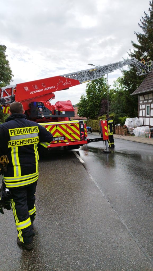 Blitzeinschlag in Wohnhaus 12.08.2023, Drehleiter Lindenfels bei der Kontrolle des Daches von außen