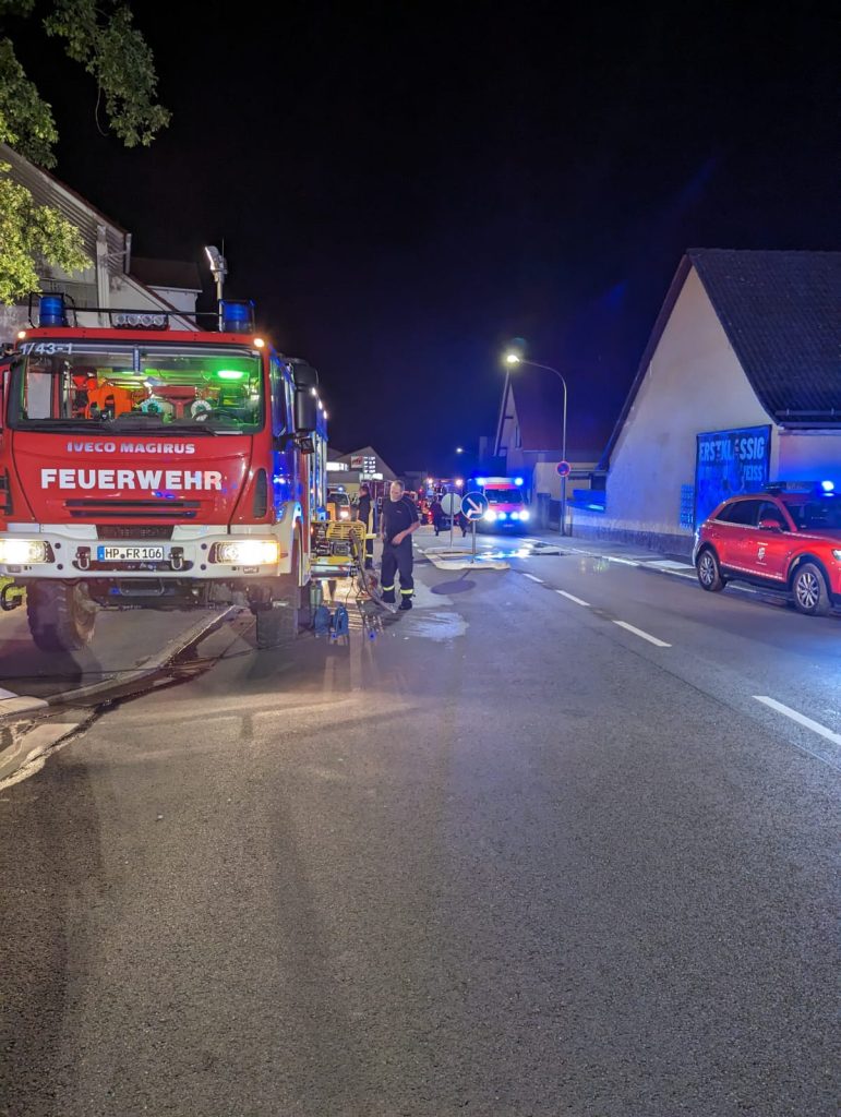 Brand Werkstatt Gadernheim Turmstraße 15.08.2023, LF 10/6 an der Einsatzstelle