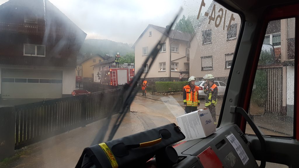 Überflutung an der Nauwiese nach Unwetter am 02.05.2024: TLF und GW-N an der Einsatzstelle