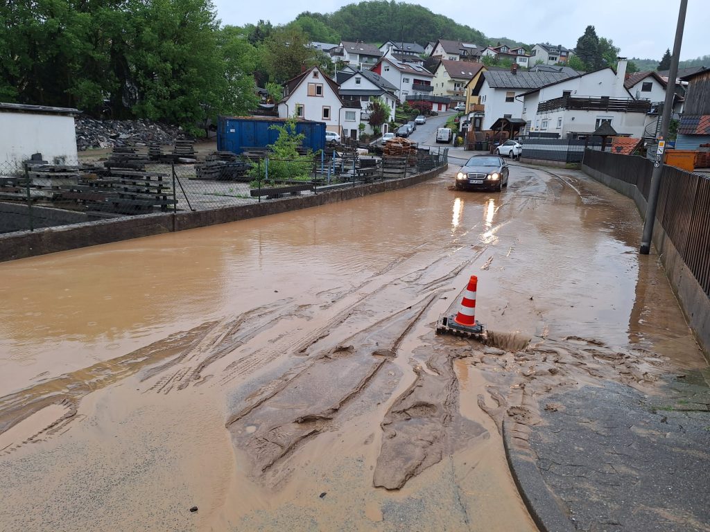 Überflutung auf der Hohensteiner Straße (Ecke Vier Morgen) nach Gewitter mit Starkregen am 02.05.2024