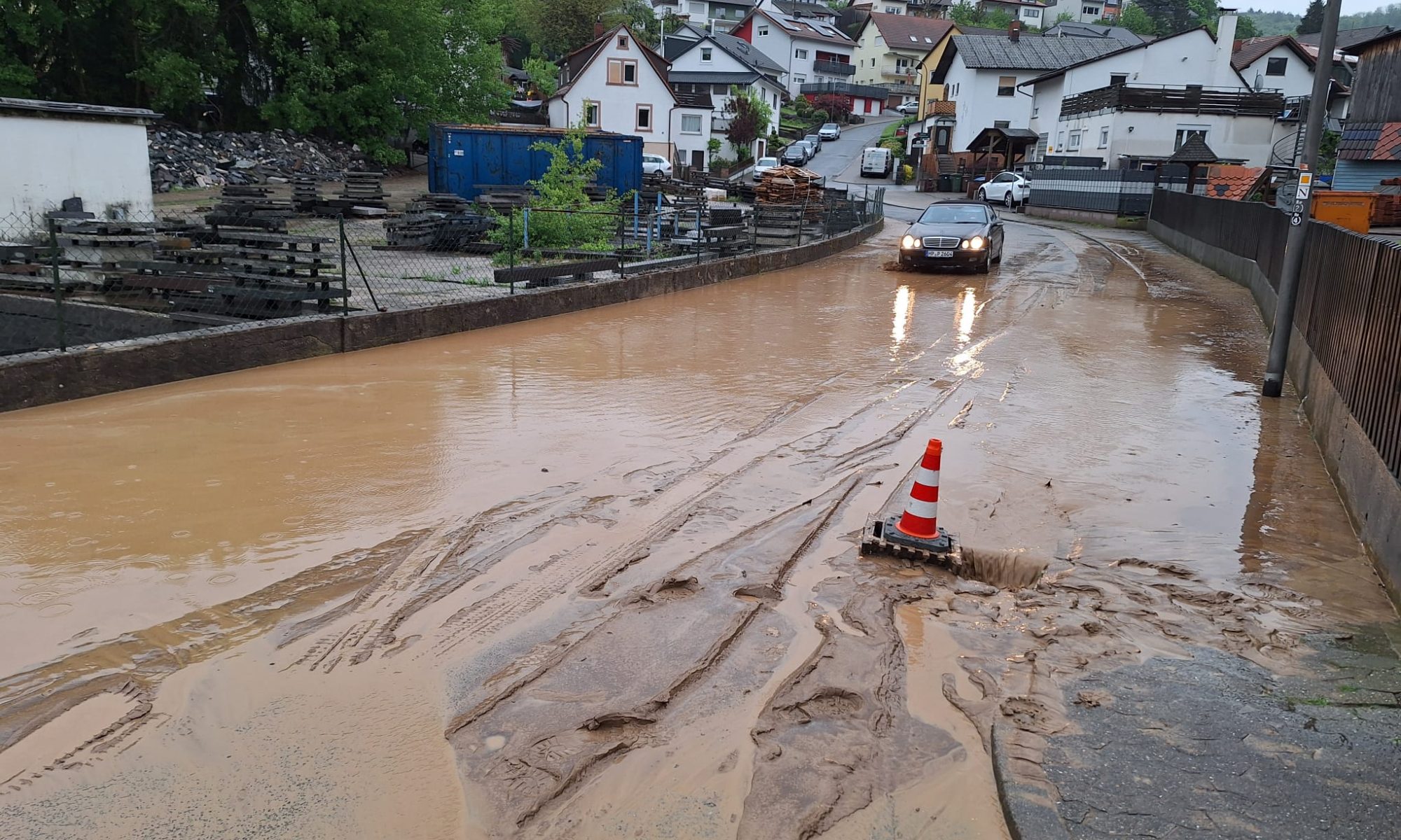 Überflutung auf der Hohensteiner Straße (Ecke Vier Morgen) nach Unwetter am 02.05.2024