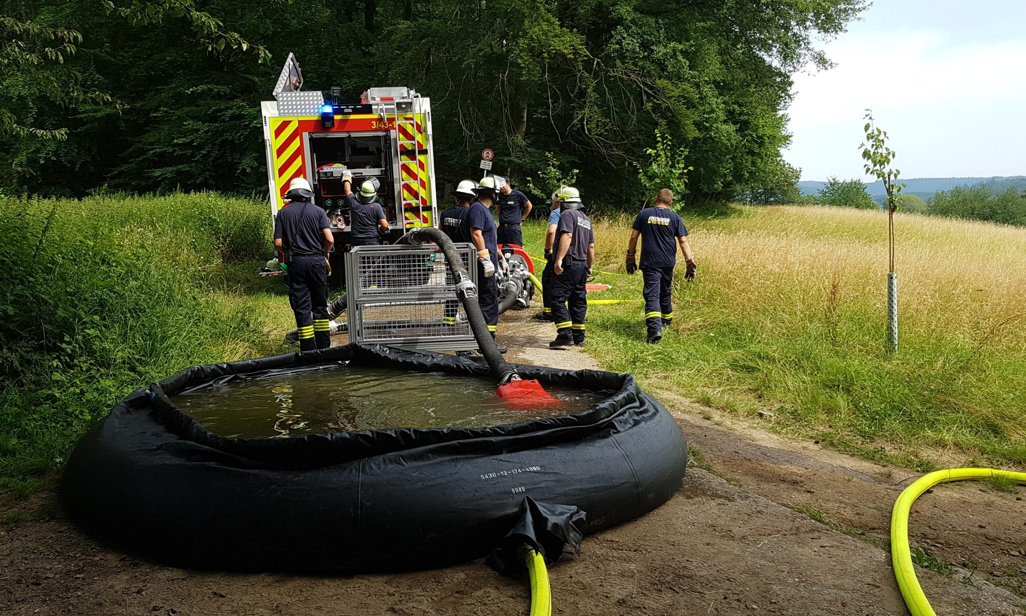 KatS-Übung 29.06.2024 in Elmshausen: 10000l-Faltbehälter am Ende der Förderstrecke