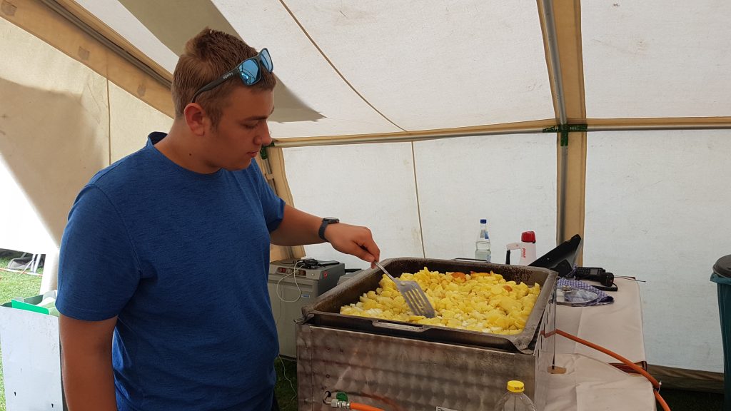 Kreiszeltlager 2024 - Zubereitung des Abendessens (gebackener Fleischkäse mit Bratkartoffeln)