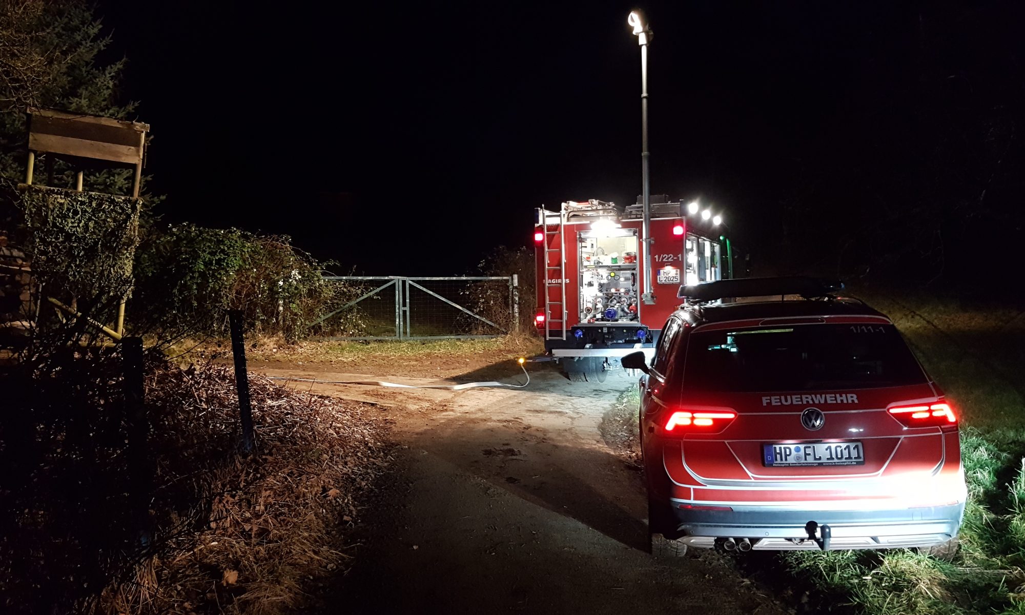 Einsatz 23.02.2025: Wieder­auf­flammendes Nutzfeuer im alten Rod, TLF und ELW an der Einsatzstelle