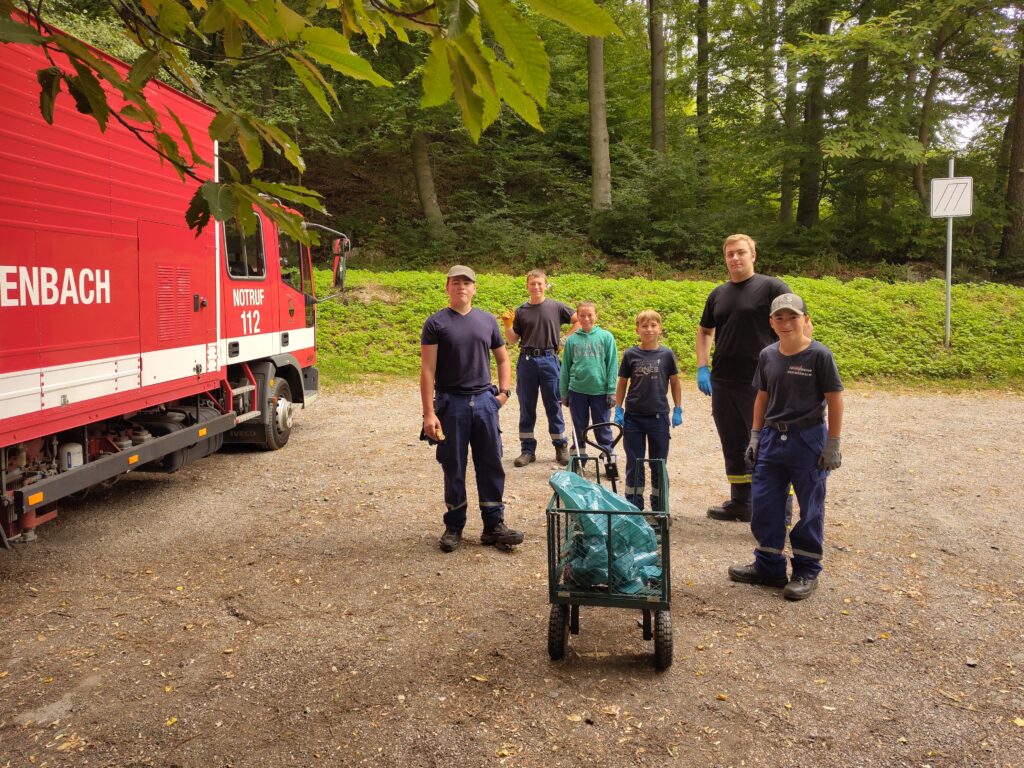 Jugendfeuerwehr Reichenbach bei der jährlichen Müllsammmelaktion
