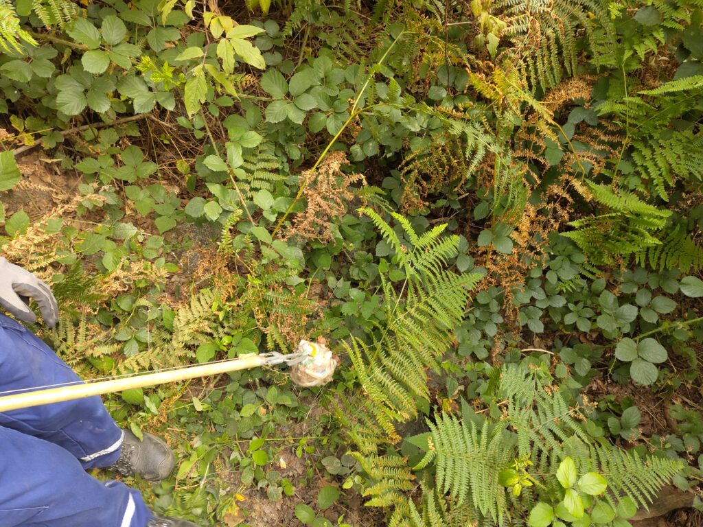 Jugendfeuerwehr Reichenbach bei der jährlichen Müllsammmelaktion - Müll aufheben mit der Greifzange