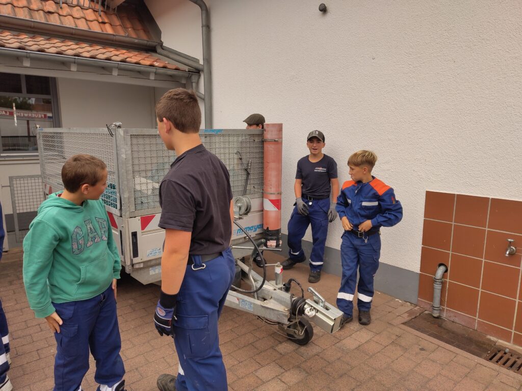 Jugendfeuerwehr Reichenbach bei der jährlichen Müllsammmelaktion - Abgabe des Mülls in Beedenkirchen
