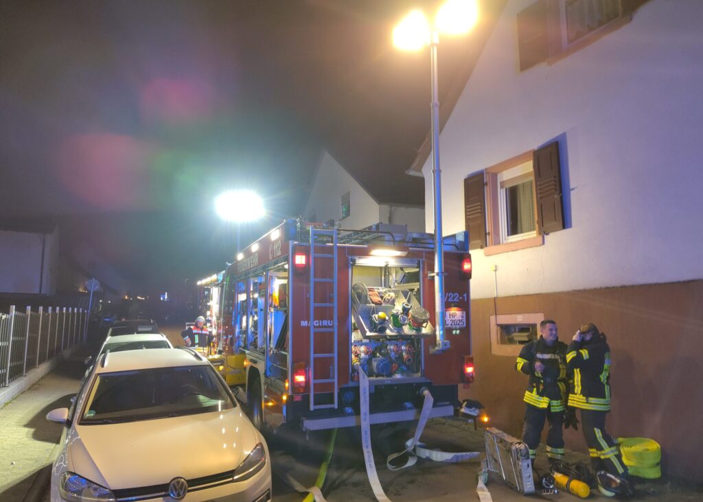 Brand Elmshausen Lampertsgasse 22.12.2025 - TLF an der Einsatzstelle