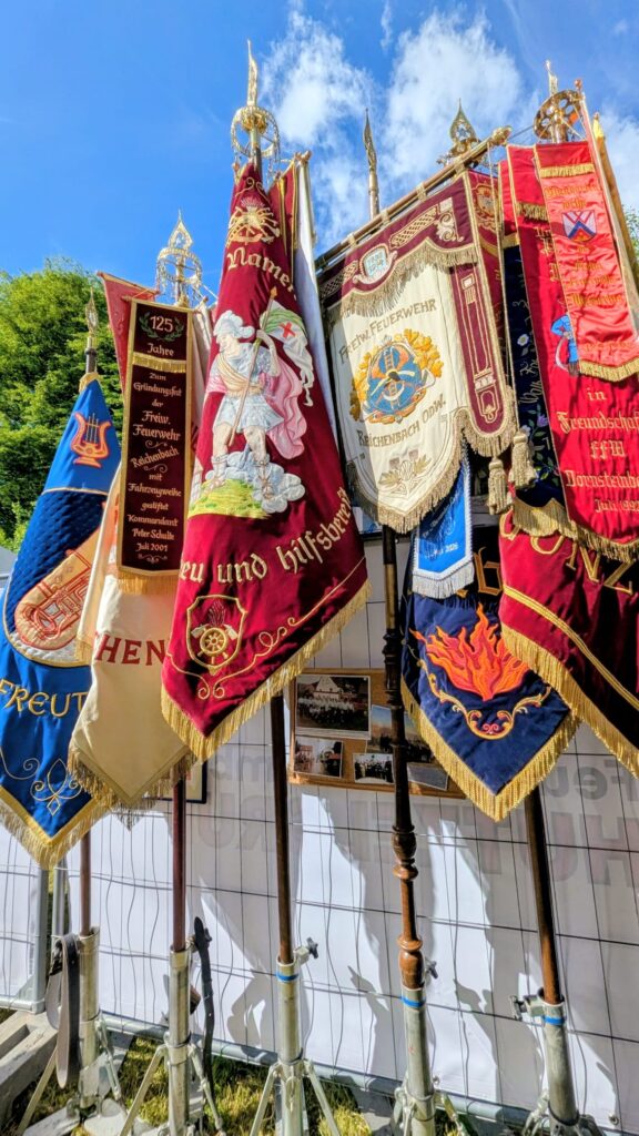 150 Jahre FF Reichenbach im Spessart - Fahnen der Festzug-Teilnehmer