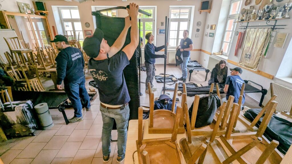 150 Jahre FF Reichenbach im Spessart - Bezug der Unterkunft im DGH, Feldbetten aufbauen