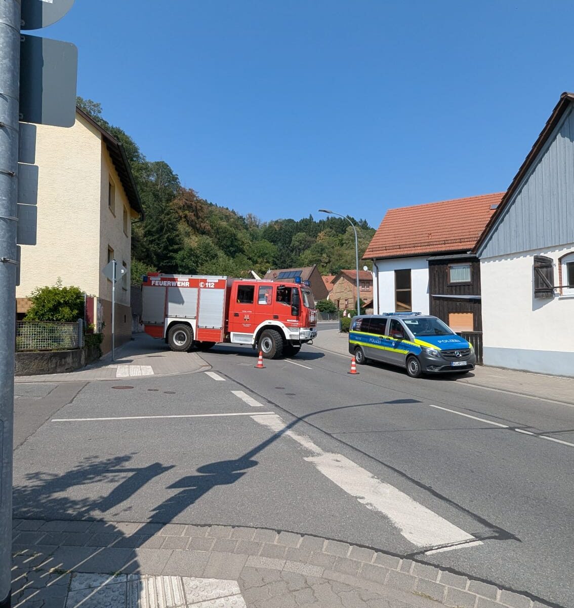 Verkehrssicherung Kerweumzug Elmshausen 2026, LF 10/6 und Streifenwagen an der Walkmüle