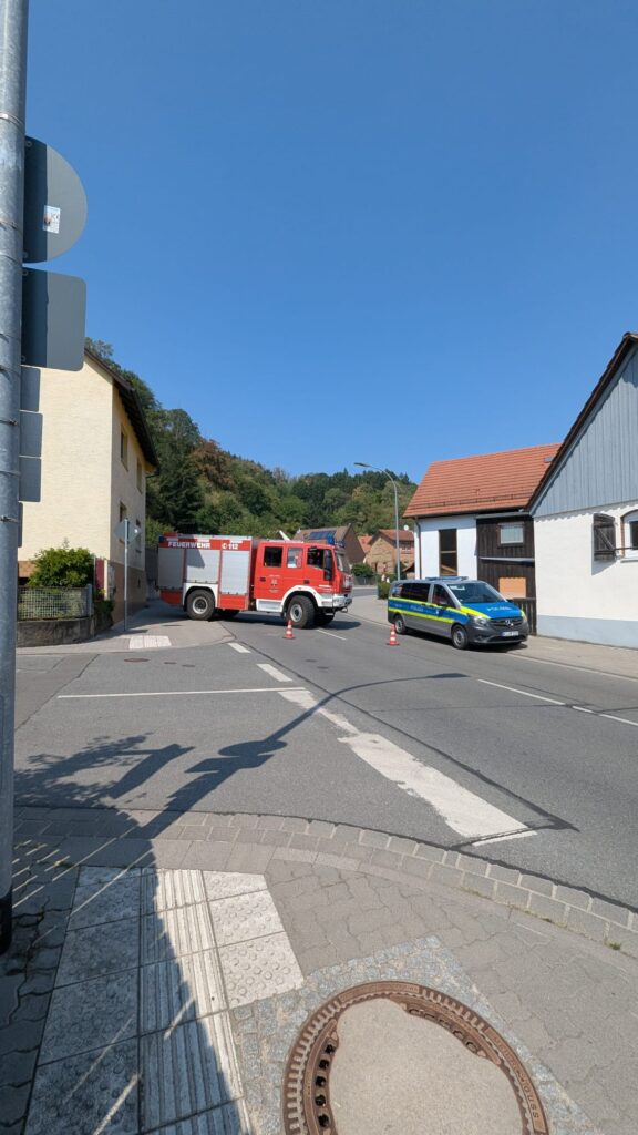 Verkehrssicherung Kerweumzug Elmshausen 2026, LF 10/6 und Streifenwagen an der Walkmüle