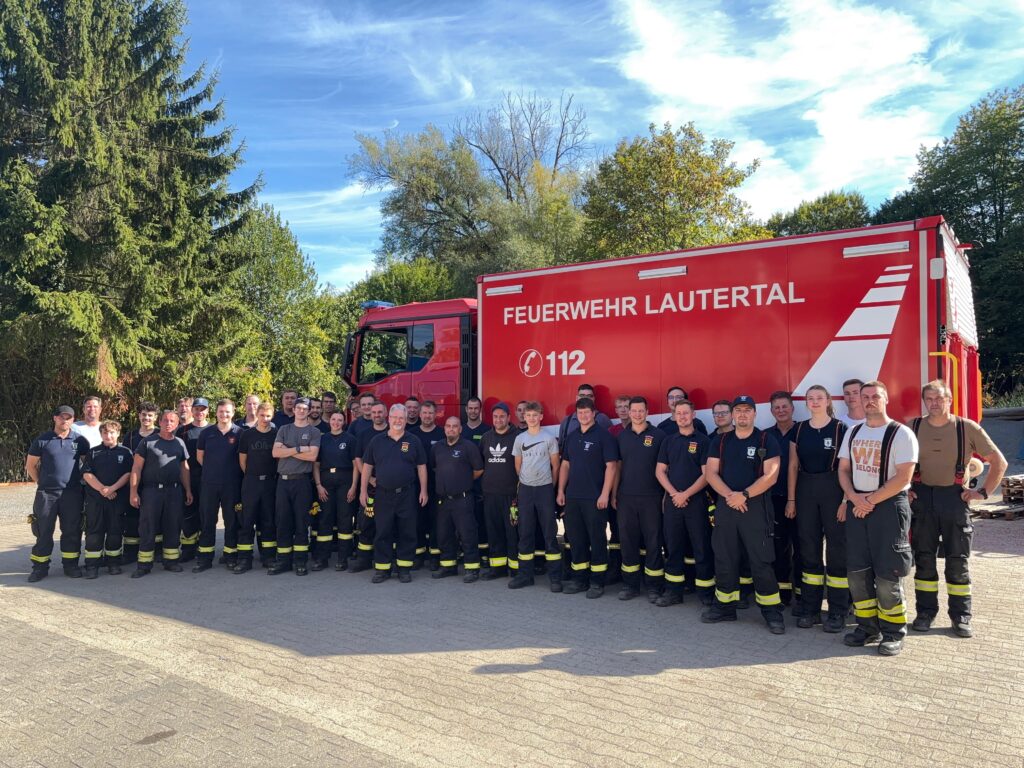 Katastrophenschutz-Großübung "Wolkenbruch 2026": Gruppenbild mit Einsatzkräften der Feuerwehr Birkenau am Sandsackfüllplatz in Nieder-Liebersbach