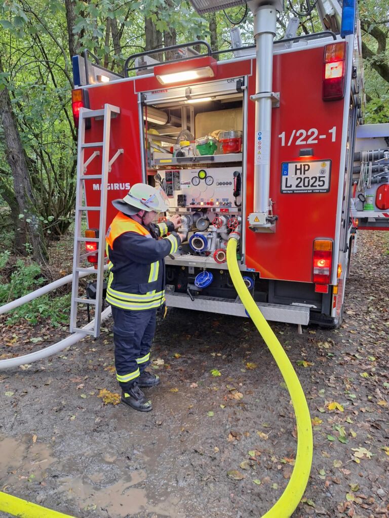Einsatz 23.10.2026 - Brennt Gartenhütte - TLF an der Einsatzstelle