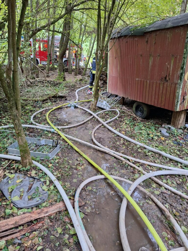 Einsatz 23.10.2026 - Brennt Gartenhütte - Schläuche