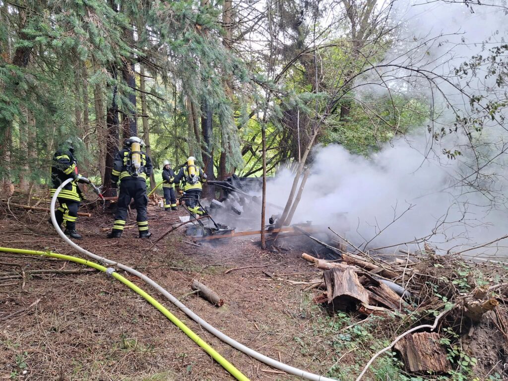 Einsatz 23.10.2026 - Brennt Gartenhütte - Ablöschen der Gartenhütte
