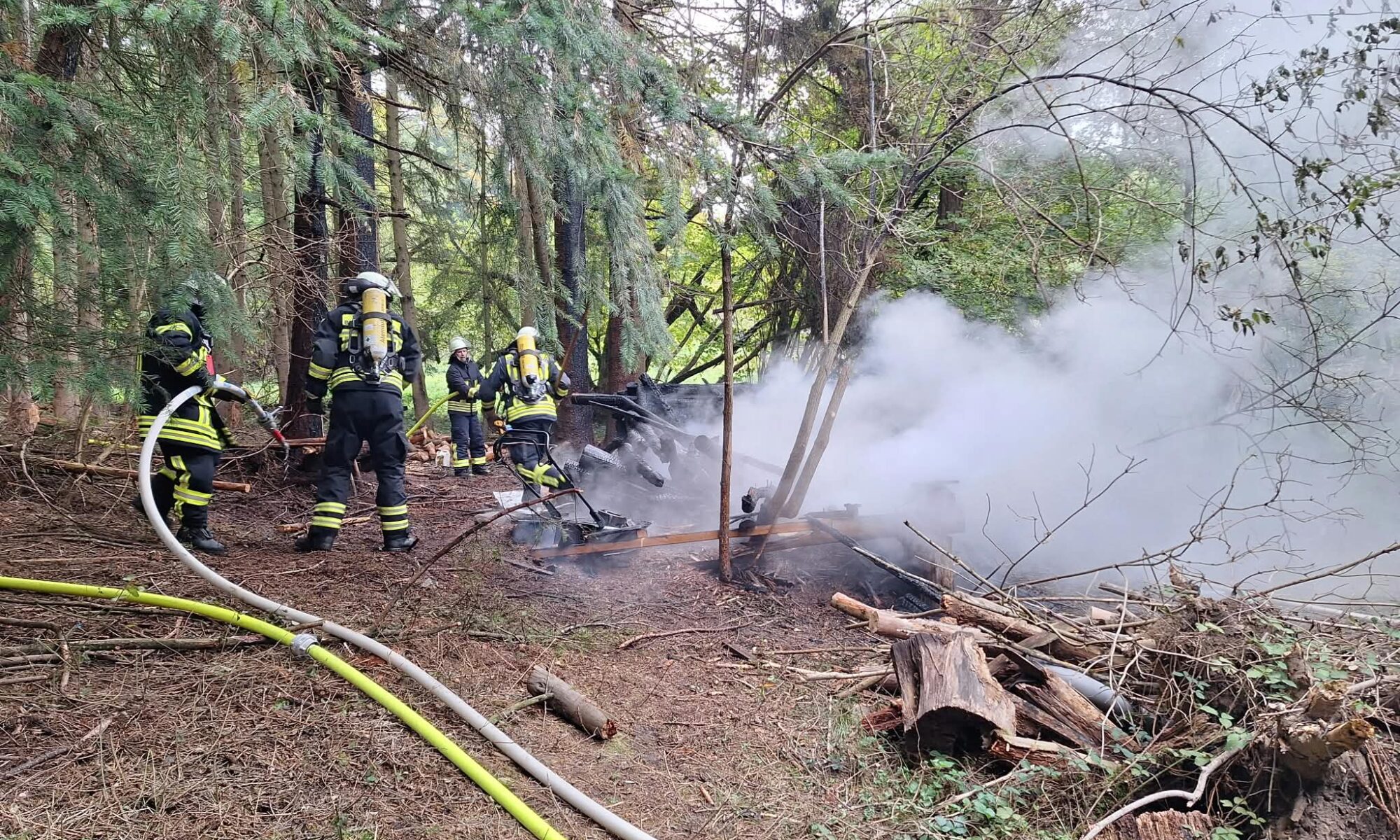 Einsatz 23.10.2026 - Brennt Gartenhütte - Ablöschen der Gartenhütte